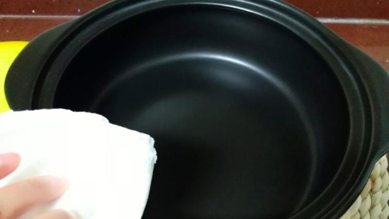 砂锅烤板栗,接下来用拧干的湿毛巾或厨纸把新的坤博黑乐砂锅擦干净（特别要注意的是，用于烧烤的砂锅必须是干燥的，千万不要用水泡洗哦！）