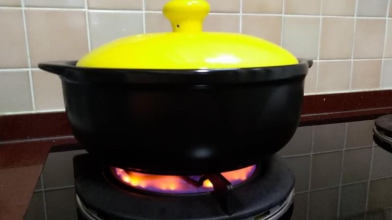 砂锅烤板栗,盖上锅盖大火猛烤，每隔两、三分钟左右晃动一下锅，让它受热均匀