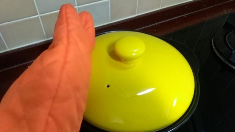 砂锅烤板栗,烤制过程中会有水蒸气，这时候你可以打开一次锅盖放走水蒸气，然后继续盖盖烤制（一定戴厚一点的手套，因为这时的砂锅温度会高达五、六百度）