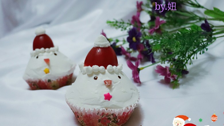 可爱的圣诞杯子蛋糕,上面的圆型裱花奶油是用圆形裱花嘴挤的。可以把袋子剪个口。