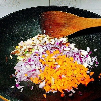 炒饭秀+什锦蛋炒饭,陆续放入香菇，胡萝卜，洋葱翻炒