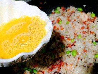 炒饭秀+什锦蛋炒饭,倒入鸡蛋液，将鸡蛋液均匀淋在米饭上，边翻炒边淋