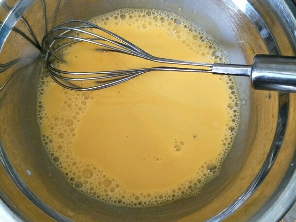 黑米蒸蛋糕,蛋黄加入牛奶搅拌均匀