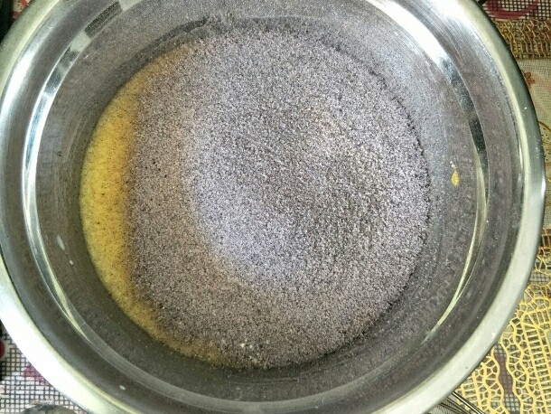 黑米蒸蛋糕,筛入黑米粉(黑米洗净晾干后磨成的粉，要磨细腻)