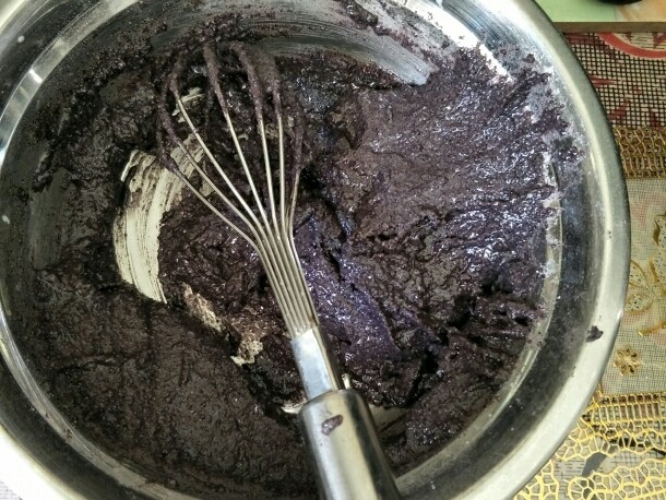 黑米蒸蛋糕,混合搅拌均匀，做好的黑米糊比较浓稠，后面打蛋白步骤参考配方1做法，剩下步骤都一样了，建议可以按配方1来做，会更好操作些