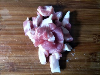 香菇酿肉,猪肉选择带一点肥肉的，单单瘦肉太柴