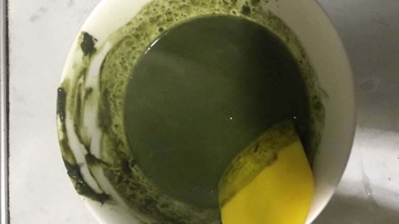 马斯卡朋抹茶蛋糕卷,80度的热水和抹茶粉混合，搅拌均匀