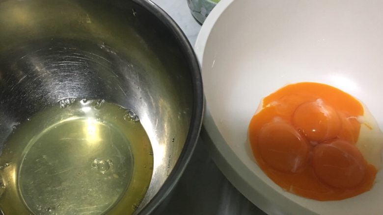 马斯卡朋抹茶蛋糕卷,蛋黄蛋清分离（装蛋清的容器必须是无油无水）