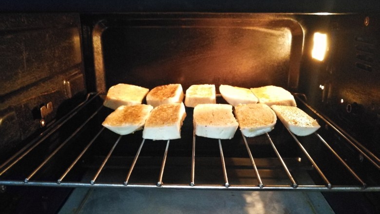 超简单的快手早餐～孜然烤馒头,烤箱上下火150℃烤8分钟左右。（中间可以打开看看，表面稍硬一点就可以了，喜欢酥脆的可以多烤一会）