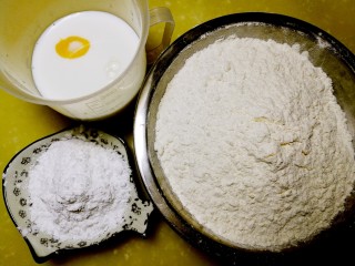 日式果子面包  改良版冷藏法超柔软,称量面粉、奶油、鸡蛋、糖、牛奶