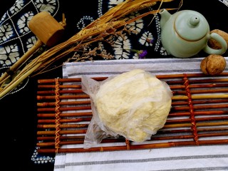日式果子面包  改良版冷藏法超柔软,揉面五分钟左右，面团成团即可。装入保鲜袋，放入冰箱冷藏（放在放蔬菜水果的恒温格中）