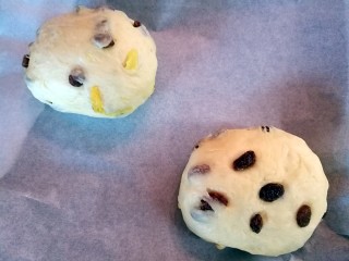 日式果子面包  改良版冷藏法超柔软,分成两个面团，包入稍微煮过的葡萄干（要沥干哦），整形。