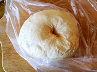 日式果子面包  改良版冷藏法超柔软,将面团盖上纱布，在室温下（约28度室温），发酵30分钟，至面团是原来的两倍大