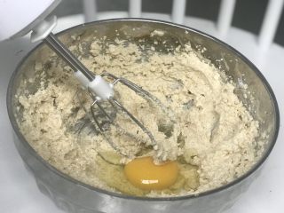 燕麦饼干,黄油和糖搅打之后（图上的状态）加入一个鸡蛋然后继续搅打