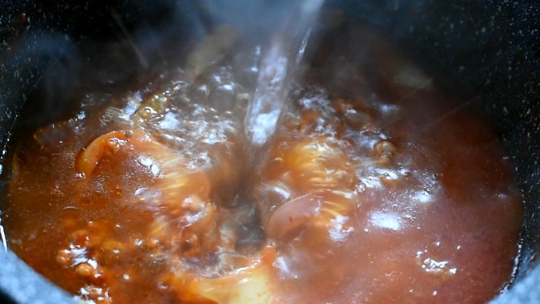 泡菜豆腐汤,加入800克热水