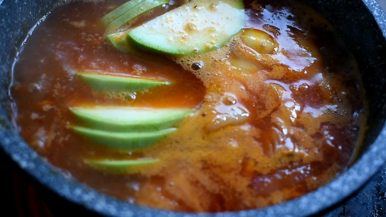 泡菜豆腐汤,等汤开之后，加入配菜西葫芦