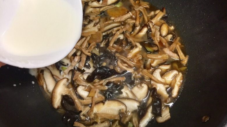 香菇肉丝打卤面,再倒入水淀粉，炒匀。
