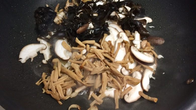 香菇肉丝打卤面,加入香菇、木耳和黄花菜接着炒。