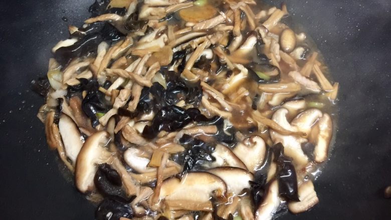 香菇肉丝打卤面,再加入适量温水，煮开，加入盐和鸡精。