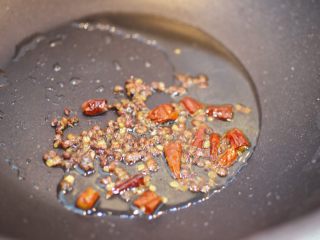宫保鸡丁(最正宗最讲究的做法),锅烧热倒入花生油加少许猪油，放入干辣椒和花椒炒至其变为棕红色。