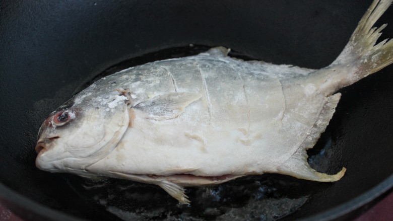 红烧鲳鱼,锅中倒适量食用油烧热后，放入鲳鱼小火煎制