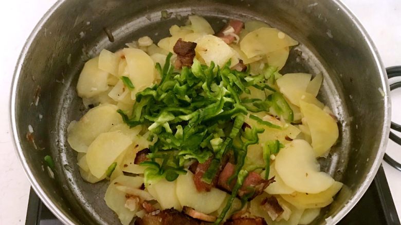 快手菜-腊肉土豆片,加入麻椒丝