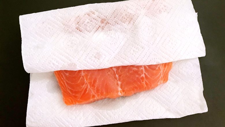 三文鱼寿司,用厨房用纸吸去多余的水分