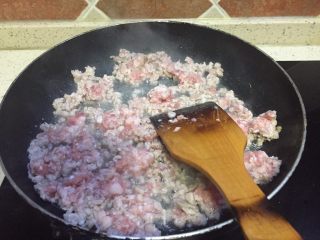 手工酱肉包,锅里倒入葵花油油温升高后放入刚才剁好的肉馅，炒至肉炒白飘香