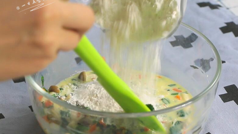 蔬菜软松饼,再将40克低筋面粉加入，搅拌成蔬菜糊。