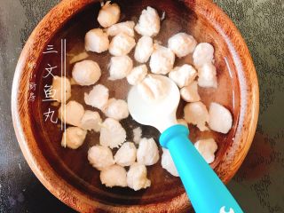 三文鱼丸（7m+）,用手和勺子将鱼泥挤成丸子状，放入沸水中煮8分钟。