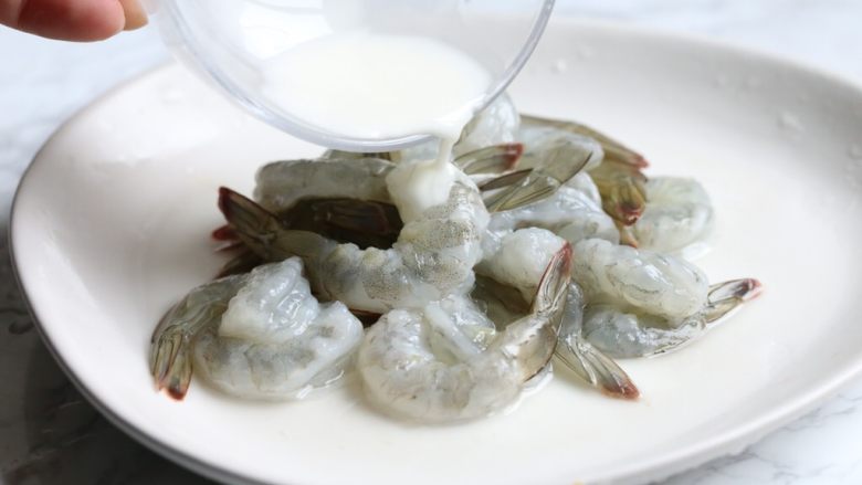 泰式罗勒烹虾,虾中加入水淀粉抓匀。