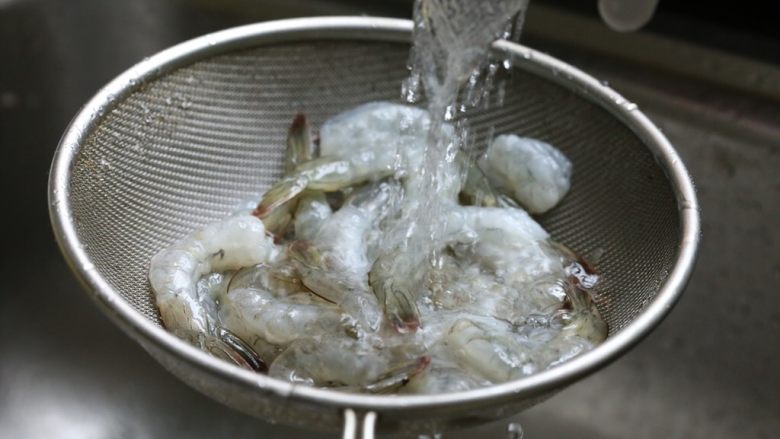 泰式罗勒烹虾,用清水净虾表面的盐分和黏液冲洗干净。
