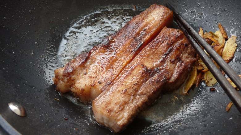 肉桂香煎五花,直至五花肉全熟，最好肉的油能煎出一些更加香