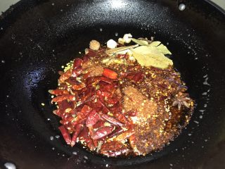香辣豆干,用刚才煎豆干的油，开小火烧热，放入辣椒面，芝麻，香料、小火炒香。