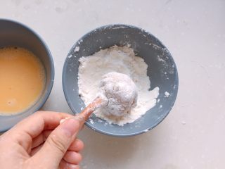 黄金翅根“棒棒糖”,然后挂一层蛋液，再裹一层面粉