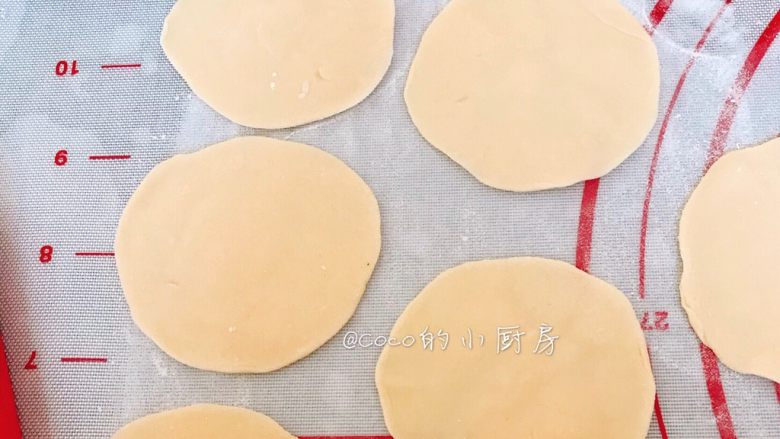 三文鱼蔬菜饺（7m+）,将小面团擀成饺子皮。