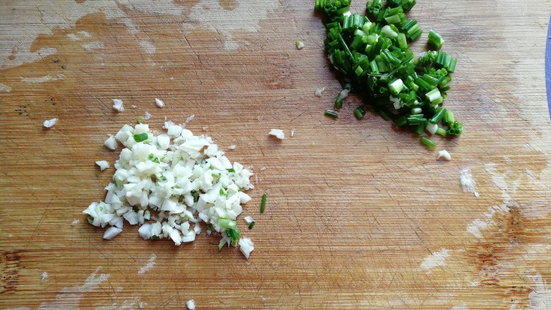 橄榄菜肉末豆腐盖浇饭,准备蒜末，葱花备用；