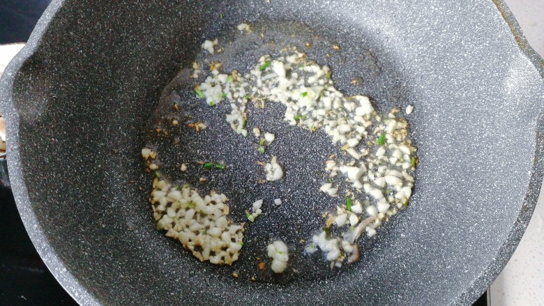 橄榄菜肉末豆腐盖浇饭,接着锅中开入少许油下蒜末煸出香味；