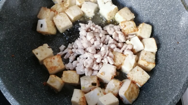 橄榄菜肉末豆腐盖浇饭,再加入炒好的肉末，翻炒均匀；