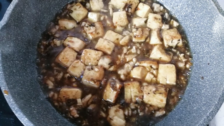 橄榄菜肉末豆腐盖浇饭,然后倒入调好的碗汁，烧煮一会儿；