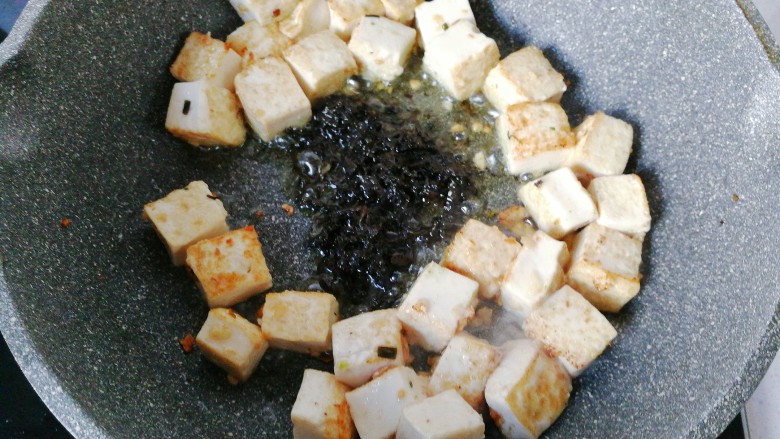 橄榄菜肉末豆腐盖浇饭,然后把豆腐块拨开，加入两勺橄榄菜；