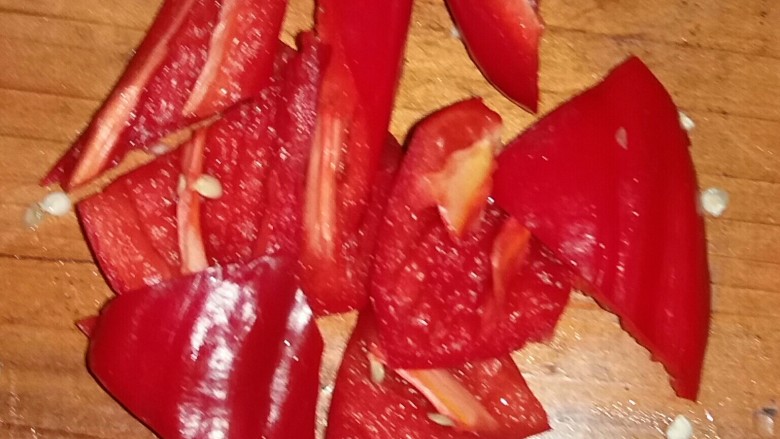 土豆烧茄子,红辣椒洗干净去籽切成三角形。