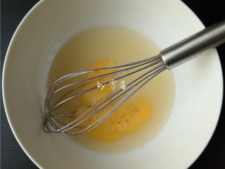 花生桃酥（空气炸锅版）,用手动打蛋器将油、糖、盐混合搅拌均匀后，打入1个鸡蛋；