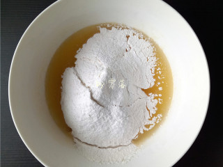 花生桃酥（空气炸锅版）,再次搅拌均匀后，筛入低筋面粉，苏打粉；