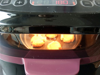 花生桃酥（空气炸锅版）,将饼干生胚放置在炸锅自带的烤盘里，合上盖子，接通电源；选择“自选菜单”程序，温度设置为180度，时间设置为12-15分钟；