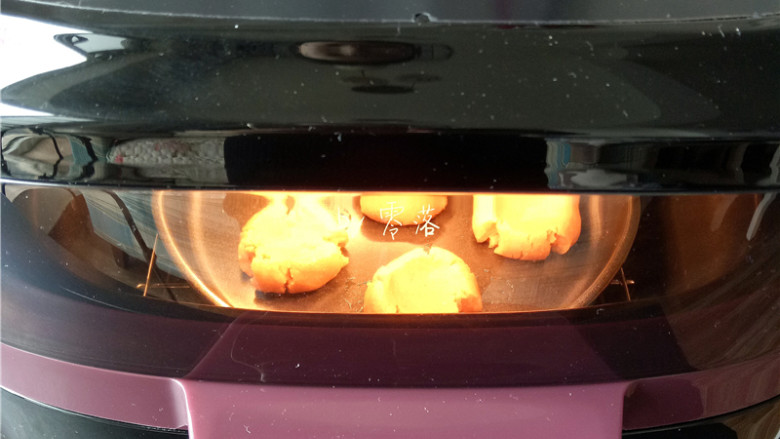 花生桃酥（空气炸锅版）,将饼干生胚放置在炸锅自带的烤盘里，合上盖子，接通电源；选择“自选菜单”程序，温度设置为180度，时间设置为12-15分钟；