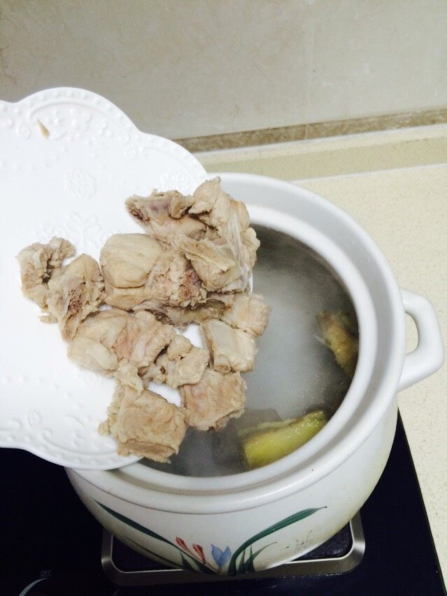 萝卜山药排骨汤,煮沸后，倒入焯水后的排骨
