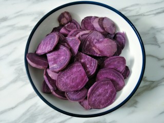 紫薯芝麻饼,紫薯去皮切块