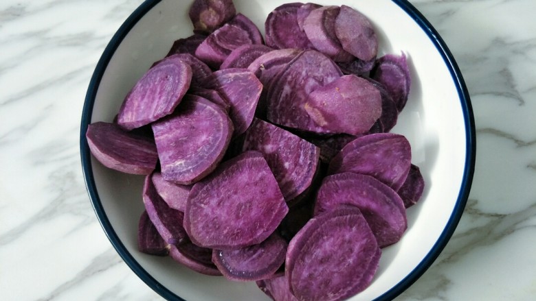 紫薯芝麻饼,<a style='color:red;display:inline-block;' href='/shicai/ 2643'>紫薯</a>去皮切块