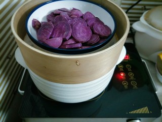 紫薯芝麻饼,放入蒸笼上锅蒸熟